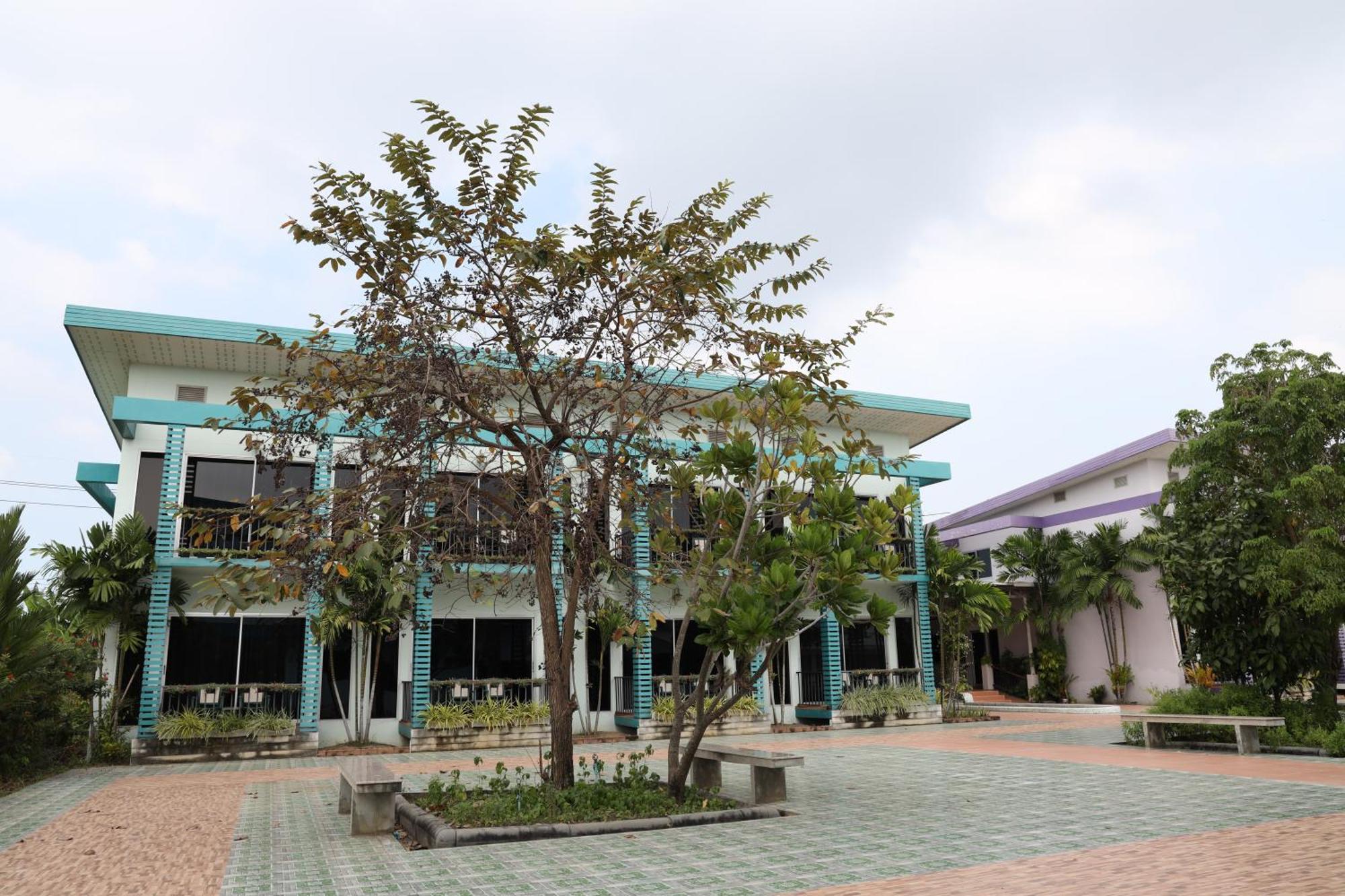 Menam Resort Nakhon Pathom Exterior photo
